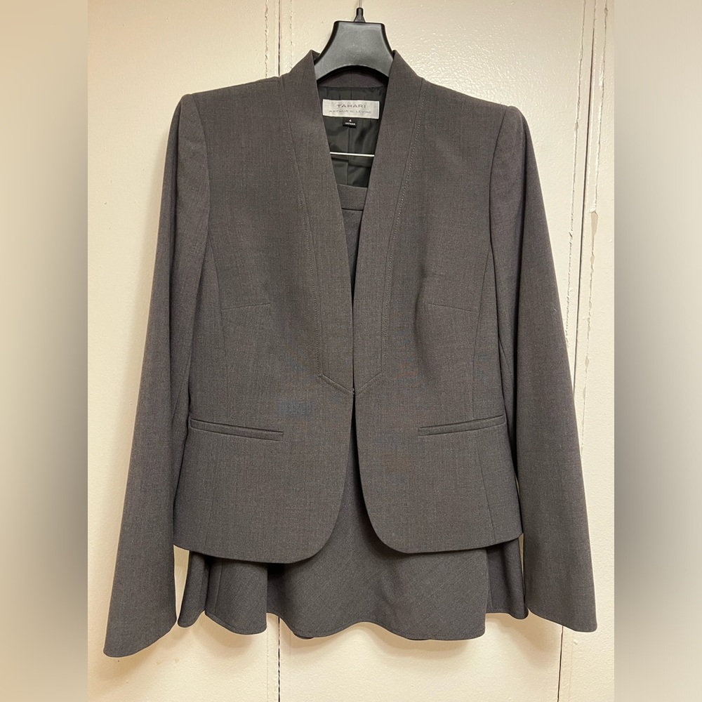 Tahari - Arthur S. Levine - Women’s Suit Jacket with Skirt - Gray Color - Size 4